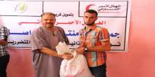 جمعية منتدى التواصل توزع طرود غذائية وملابس على المتضررين من الحرب