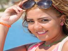 مي كساب تنشر صورة ابنتها .. وتعلق:&#34;جزمة كل أم فوق الرأس&#34;؟