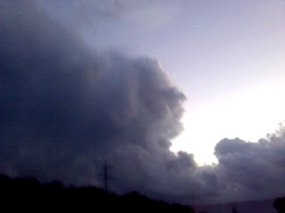 صور غريبة لغيوم تحمل ملامح وجه انسان في سماء حيفا