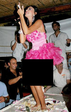 مصر تقاطع ماريا بعدما رقصت داخل قالب الحلوى