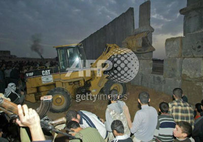 صور تدمير جزء من الجدار الحدودي مع مصر واحداث رفح