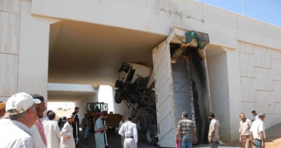 مشهد غريب لحادث سير في الامارات..شاهد الصور