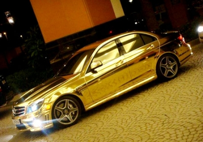 سيارة من الذهب الخالص في ابو ظبي..شاهد الصور