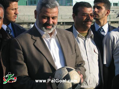 صور الشيخ هنية رئيس الوزراء الفلسطيني وهو يلعب الكرة مع الاطفال بغزة