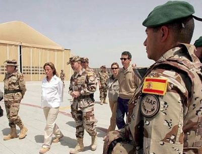 صور وزيرة الدفاع الاسبانية تزور افغانستان وهي حامل