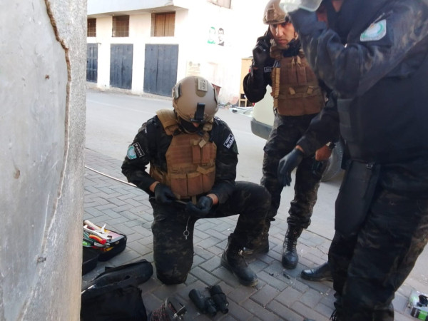 الشرطة: الطرود التي جرى الاشتباه بها تبين أنها وهمية .. صور