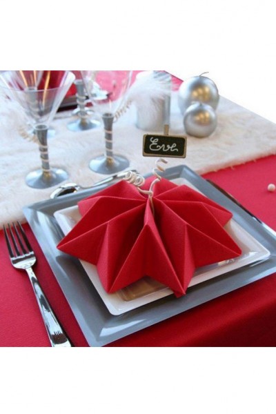 تصنع مناديل المائدة من الأقمشة أو الورق الملون بألوان متعددة وأحجام مختلفة