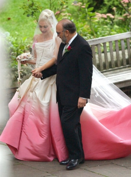 فستان زفاف بذيل ملون أحدث صيحة في عالم الموضة 3910698597