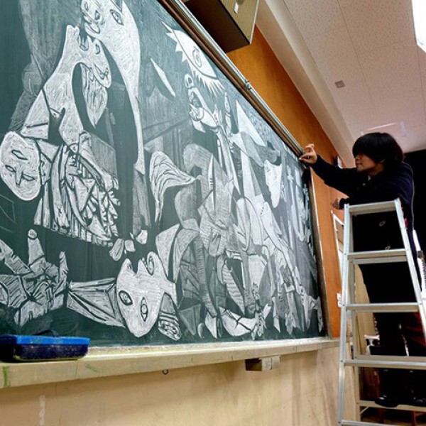 معلم صيني يحول السبورة إلى لوحة فنية 3910704007
