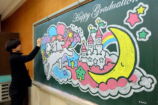 معلم صيني يحول السبورة إلى لوحة فنية 3910704008
