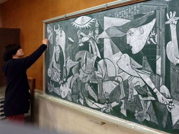 معلم صيني يحول السبورة إلى لوحة فنية 3910704009