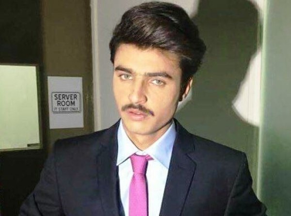 "صبي شاي" باكستاني يتحول إلى نجم بسبب وسامته الشديدة 3910716895