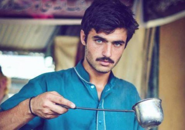 "صبي شاي" باكستاني يتحول إلى نجم بسبب وسامته الشديدة 3910716896