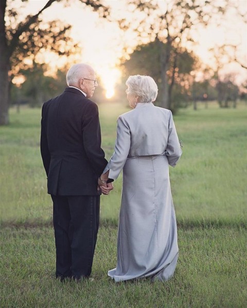 عجوزان يلتقطا صور زفافهما في ذكرى زواجهما الـ70   3910735056