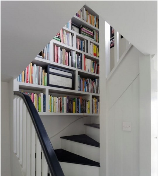 استغلال السلالم لتخزين الكتب بطريقة فنية 3910794398