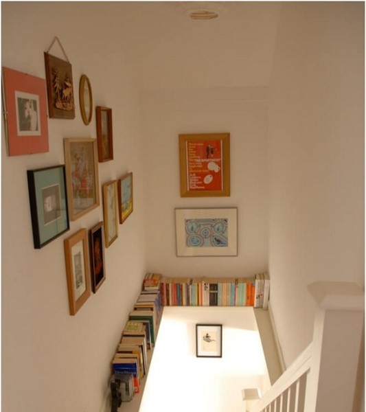 استغلال السلالم لتخزين الكتب بطريقة فنية 3910794399