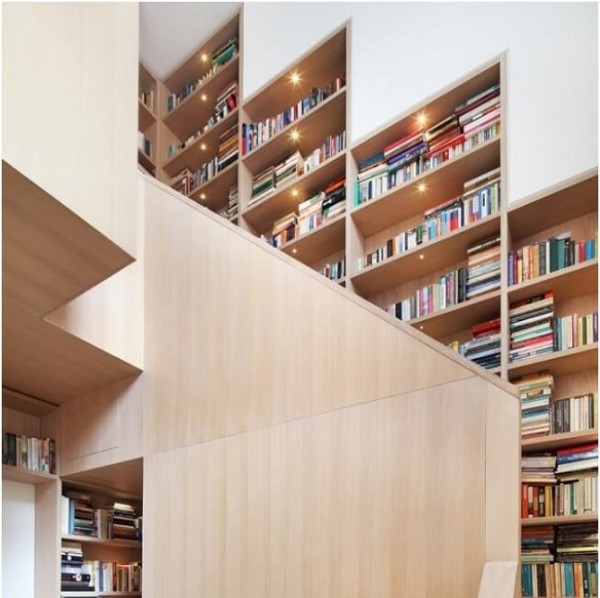 استغلال السلالم لتخزين الكتب بطريقة فنية 3910794402