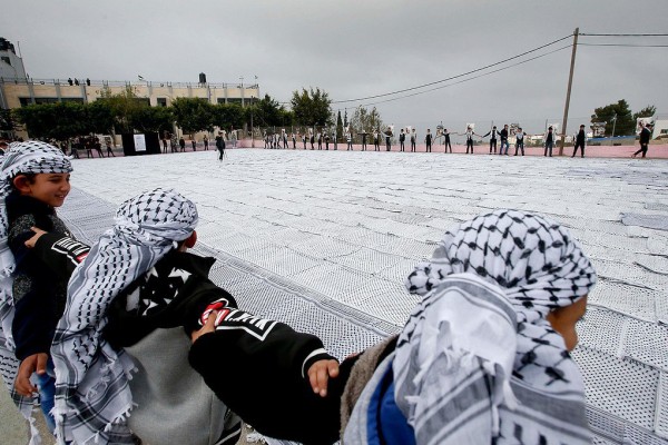 الفلسطينيون يحتفلون بيوم الكوفية 3910928991