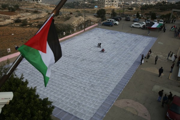 الفلسطينيون يحتفلون بيوم الكوفية 3910928996