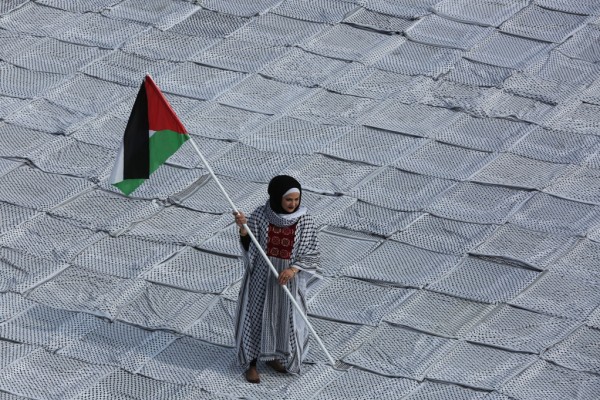 الفلسطينيون يحتفلون بيوم الكوفية 3910928998