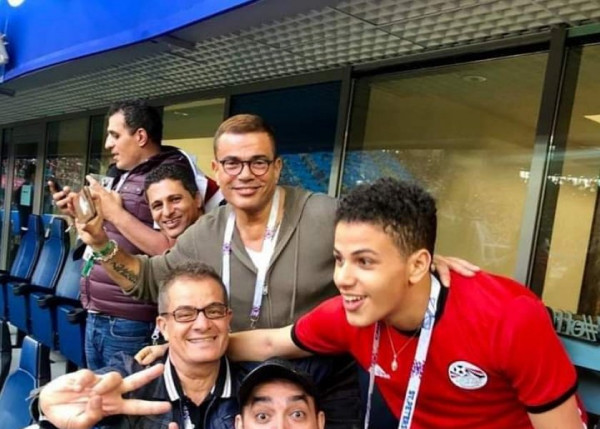 عمرو دياب بـ"نيو لوك" جديد خلال تشجيعه لمصر مع ابنه عمرو دياب بـ"نيو لوك" جديد خلال تشجيعه لمصر مع ابنه