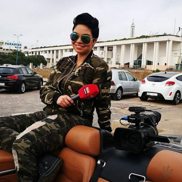 إعلامية تُحذر الفنانات المغربيات من مخرج يصورهن في أوضاع مخلة إعلامية تُحذر الفنانات المغربيات من مخرج يصورهن في أوضاع مخلة