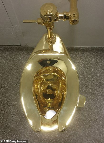قصة المرحاض الذهبي الذي شغل العالم 3911019978