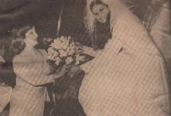 شادية تهدي يسرا باقة من الورود في حفل زفافها (صورة)  3911104668