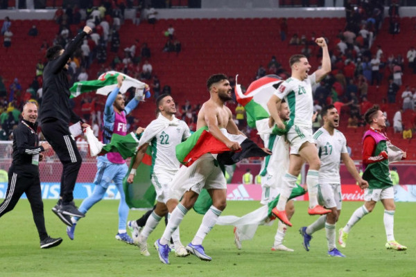 لاعبو الجزائر يرفعون علم فلسطين عقب الفوز على المغرب  3911175139
