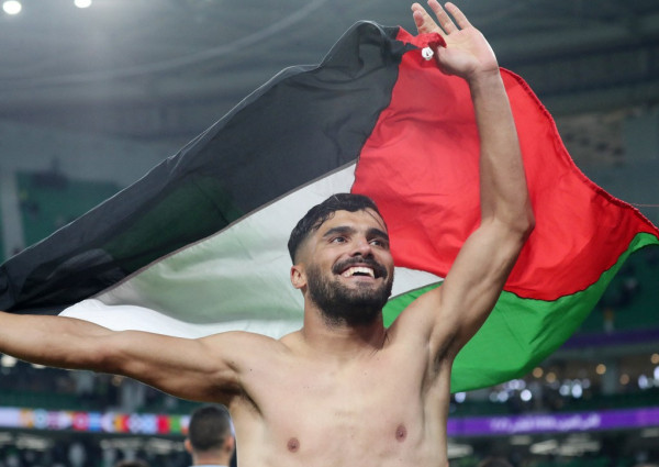لاعبو الجزائر يرفعون علم فلسطين عقب الفوز على المغرب  3911175140