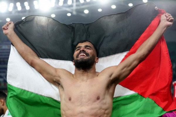 لاعبو الجزائر يرفعون علم فلسطين عقب الفوز على المغرب  3911175141