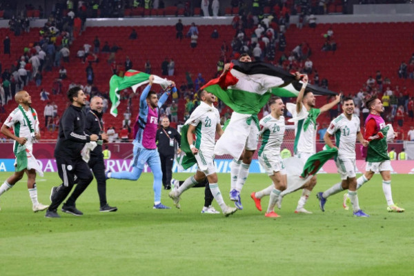 لاعبو الجزائر يرفعون علم فلسطين عقب الفوز على المغرب  3911175142