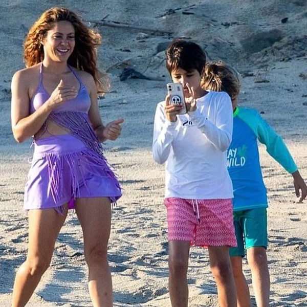 بيكيه يفرض شروطه..وشاكيرا بملابس البحر مع أبنائها 1 3911203548