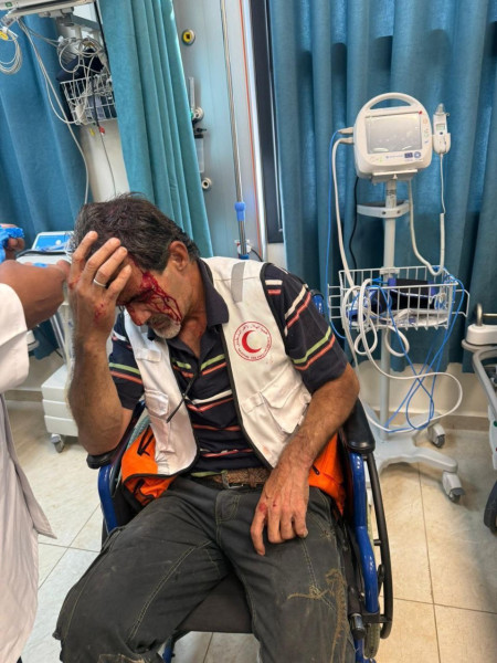 16 إصابة بينهم صحافيون ومتضامنون أجانب في اعتداءات المستوطنين وجنود الاحتلال شمال الضفة