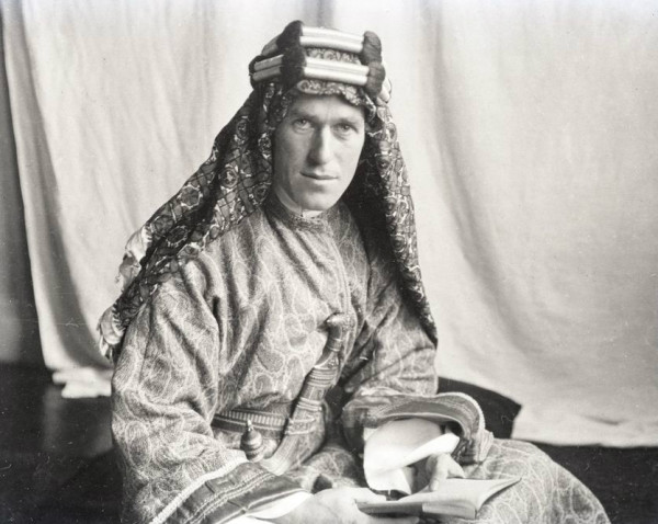 وثيقة تكشف تحركات لورنس العرب ..تنكر بزي عالم دين مسلم وحاخام يهودي لإشعال الفتنة