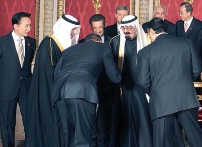 انحناءة أوباما للعاهل السعودي تثير ريبة معارضيه من علاقته بالمسلمين .. شاهد الفيديو