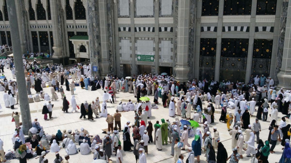 حجاج بيت الله الحرام يتوافدون إلى مِنَى لقضاء يوم التروية