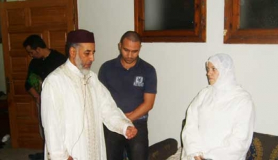 سيدة فرنسية تنطق الشهادتين بليلة القدر في مسجد بالمغرب
