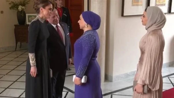زوجة الرئيس المصري وابنته تثيران تفاعلاً بعد ظهورهما بالزفاف الملكي