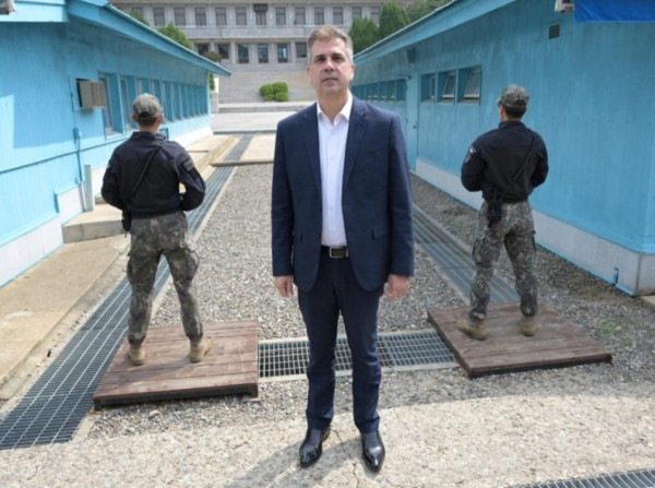 وزير إسرائيلي يزور المنطقة منزوعة السلاح على الحدود بين الكوريتين