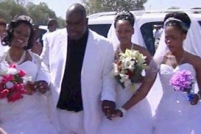رجل جنوب إفريقي أربعيني يتزوج 4 نساء دفعة واحدة