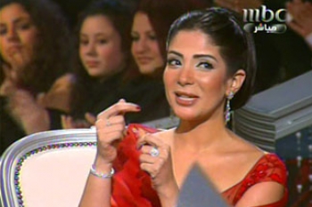 منى زكي: مقهى المحجبات عنصري والإغراء يجرح زوجي