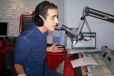 برنامج إذاعي مغربي سمح لمتحدثة بطلب النوم مع المذيع