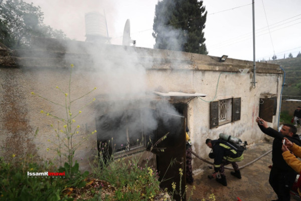 مركز الإنسان يدين حرق المستوطنين منزل مواطن شمال رام الله