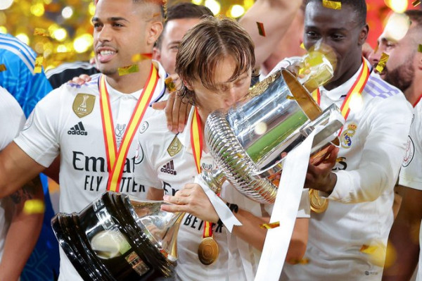 مودريتش يضحي بالأموال ويقرر التجديد لريال مدريد