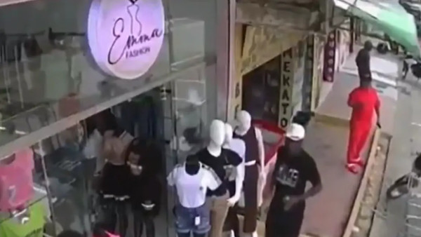 بالفيديو.. رجل يحاول قتل آخر في كولومبيا وما حدث مفاجأة
