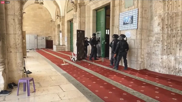 الاحتلال يقتحم المصلى القبلي في المسجد الأقصى