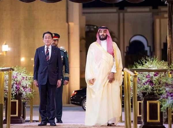 بن سلمان يلتقي رئيس الوزراء الياباني في جدة