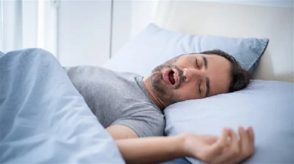 دراسة تكشف: توقف التنفس أثناء النوم يسبب تدهوراً معرفياً