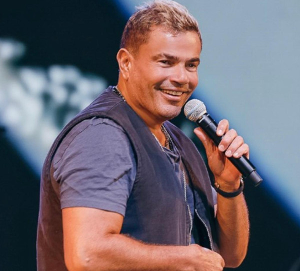 بعد داليدا خليل.. عمرو دياب يحتضن فتاة جديدة والجمهور يتساءل!